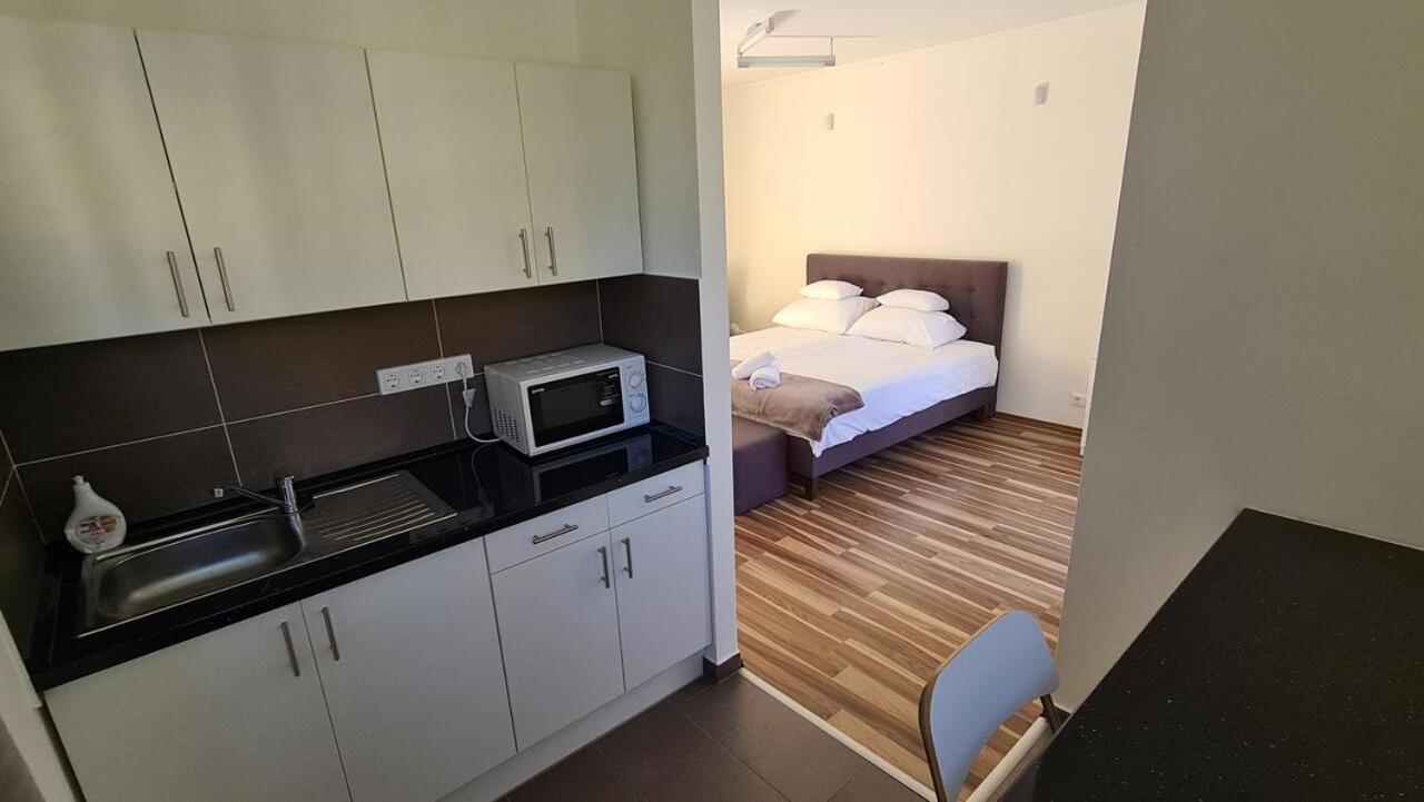 שיופוק Mediterran Apartman With Pool מראה חיצוני תמונה