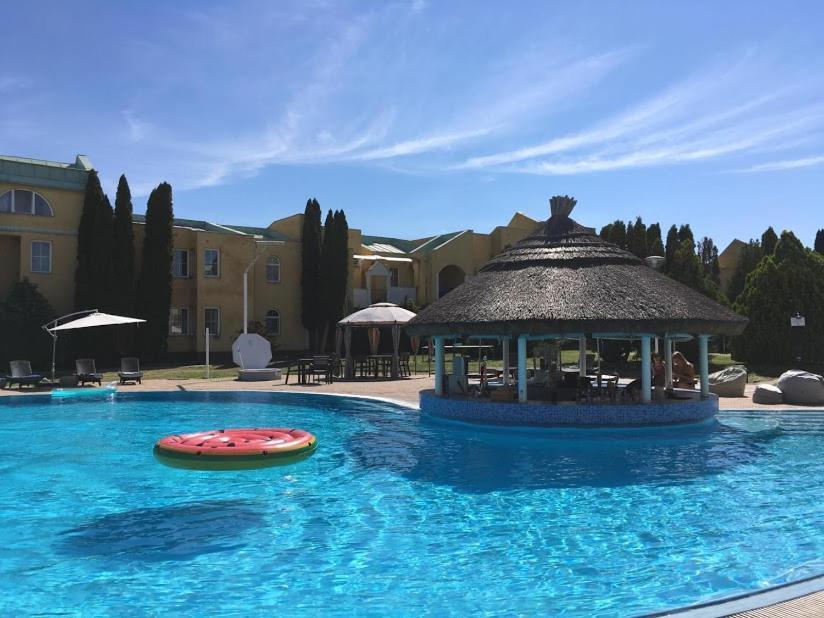 שיופוק Mediterran Apartman With Pool מראה חיצוני תמונה