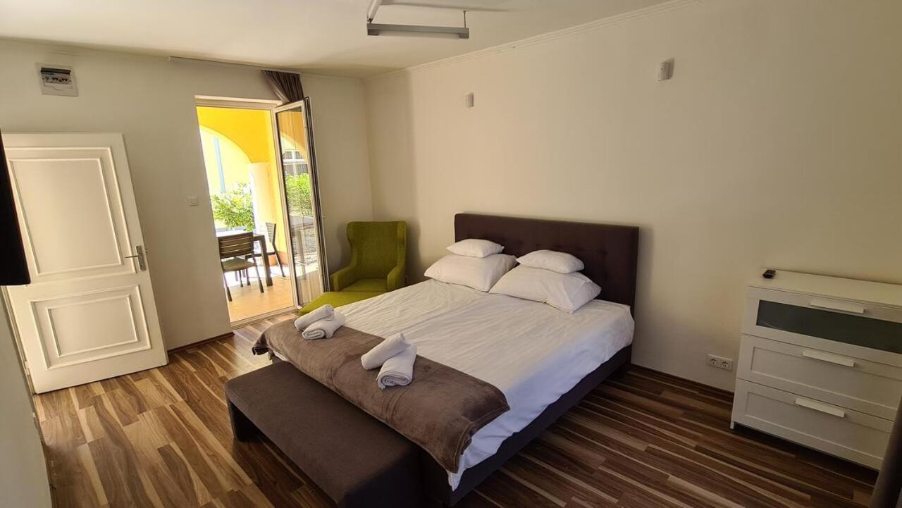 שיופוק Mediterran Apartman With Pool מראה חיצוני תמונה