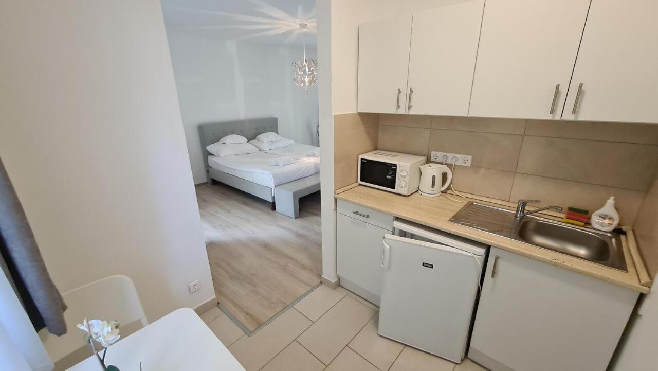 שיופוק Mediterran Apartman With Pool מראה חיצוני תמונה