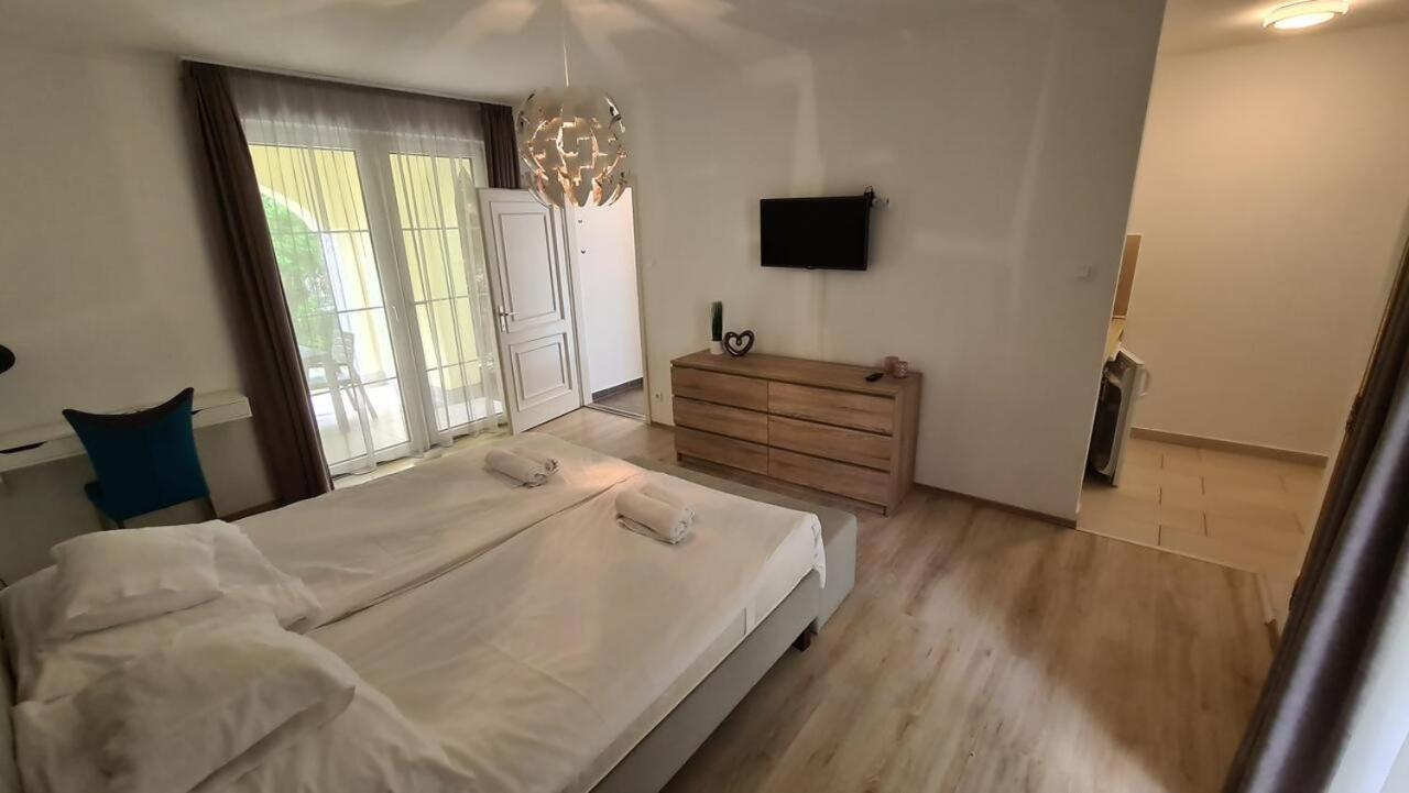 שיופוק Mediterran Apartman With Pool מראה חיצוני תמונה