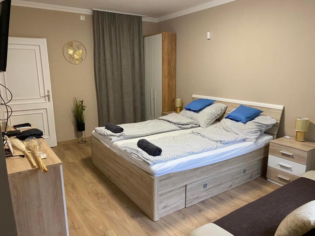 שיופוק Mediterran Apartman With Pool מראה חיצוני תמונה